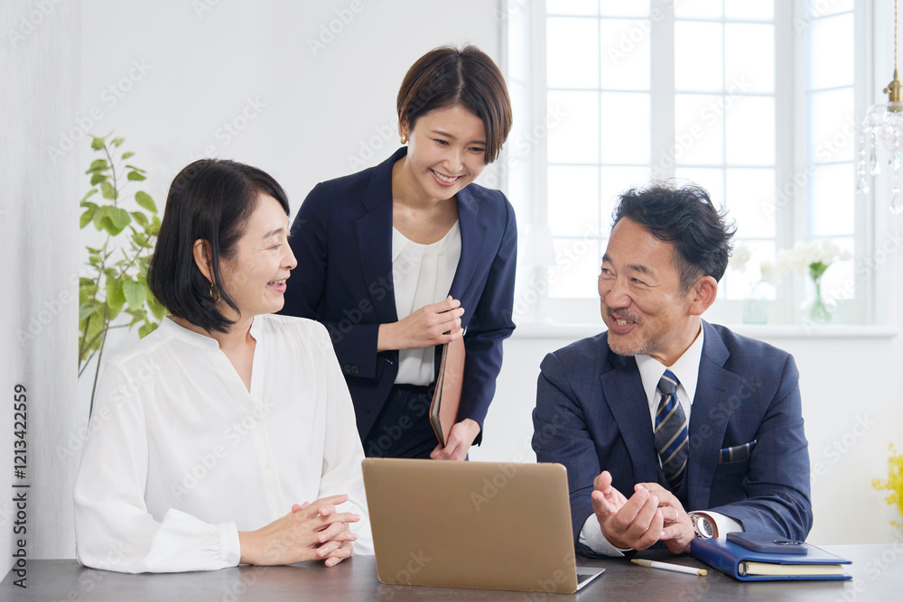 オフィスで打ち合わせするビジネスウーマンとビジネスマン