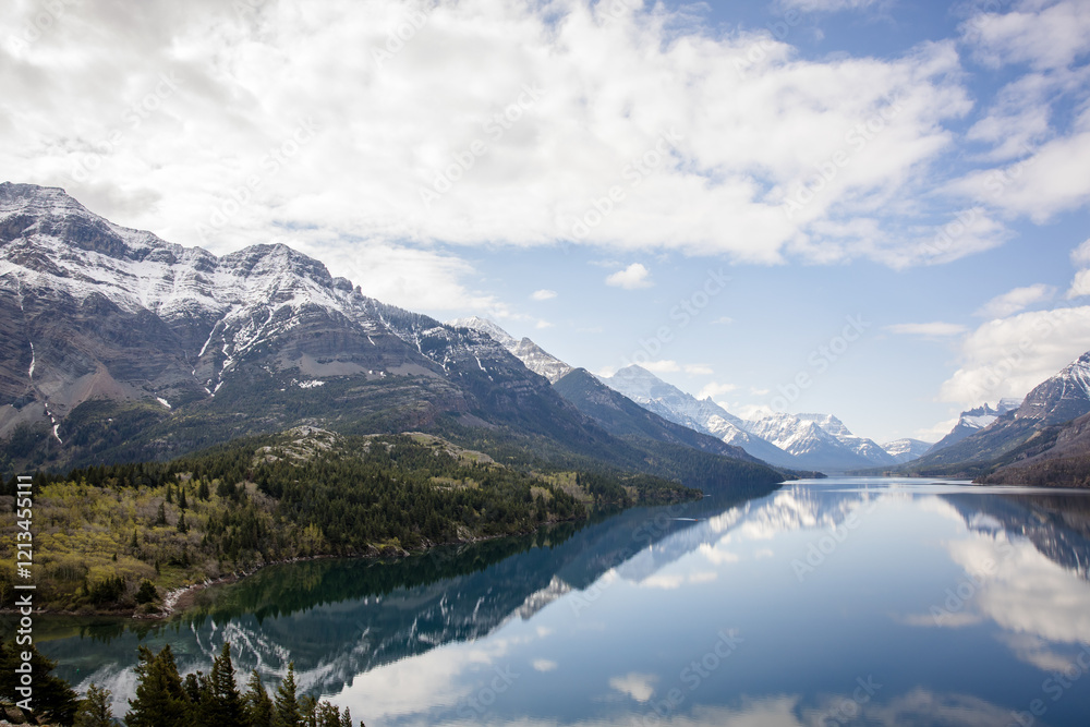Obraz premium Gorgeous reflection of snowy mountains in Waterton Lake national park