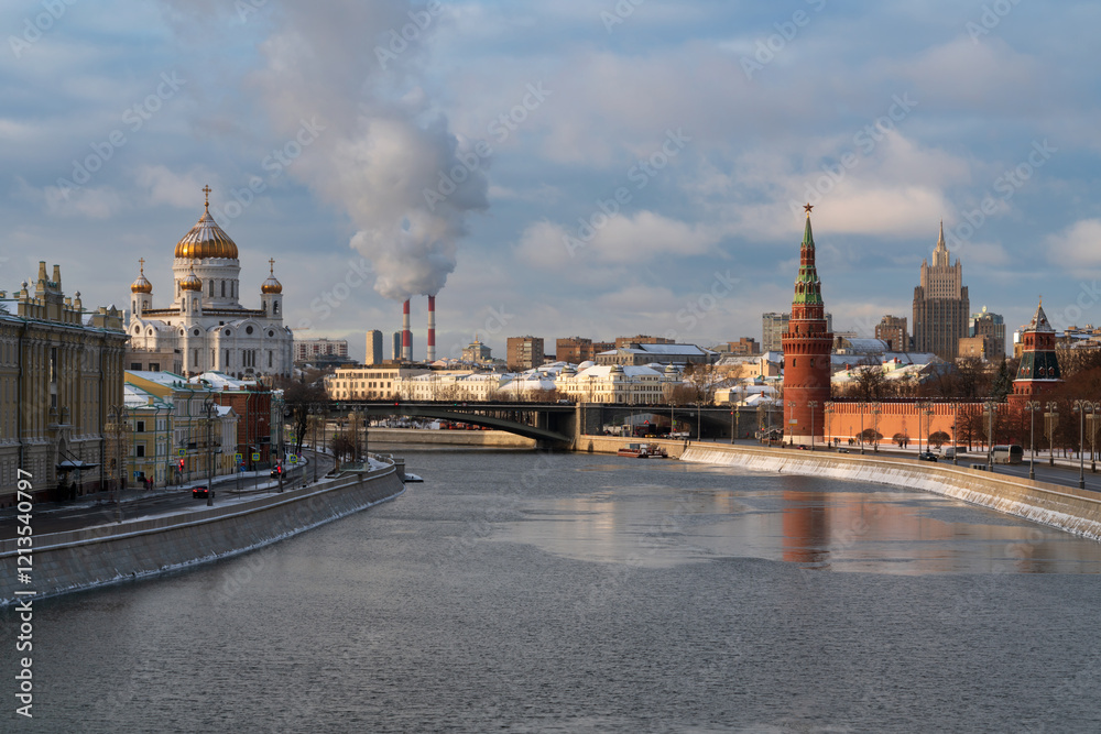Obraz premium Kremlevskaya and Sofiyskaya embankments, Bolshoy Kamenny Bridge over the Moskva River and the Cathedral of Christ the Savior on a sunny winter day, Moscow, Russia