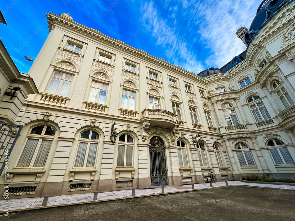 Naklejka premium Imposing white government building with columns and a grand entrance