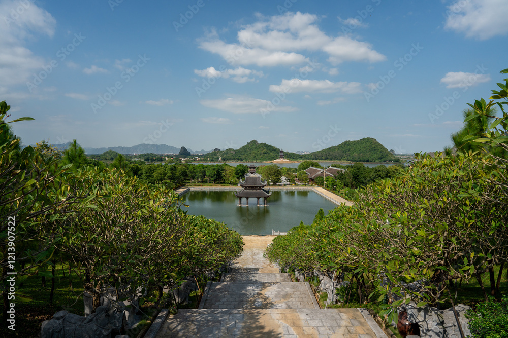 Fototapeta premium 池に浮かぶ社殿 仏教寺院、