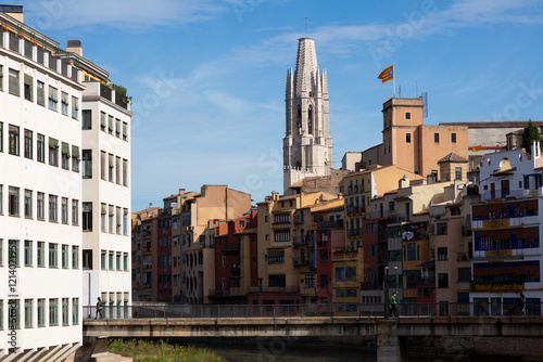 Obraz na płótnie Girona cathedral rising majestically over lush green trees in catalonia w salonie
