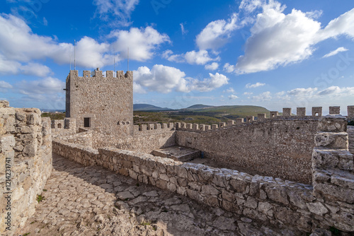 Tableau sur toile Sesimbra, Portugal - September 11, 2017: Bailey of the keep of the Castelo de Se