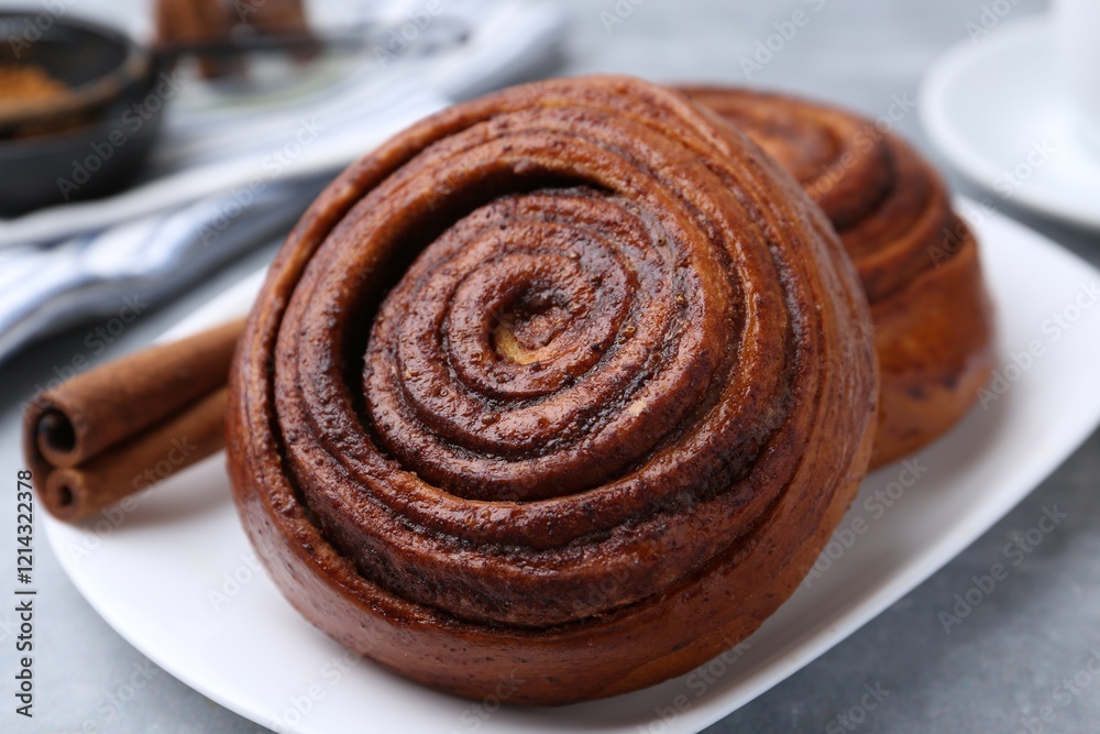 Fototapeta premium Delicious cinnamon rolls on grey table, closeup