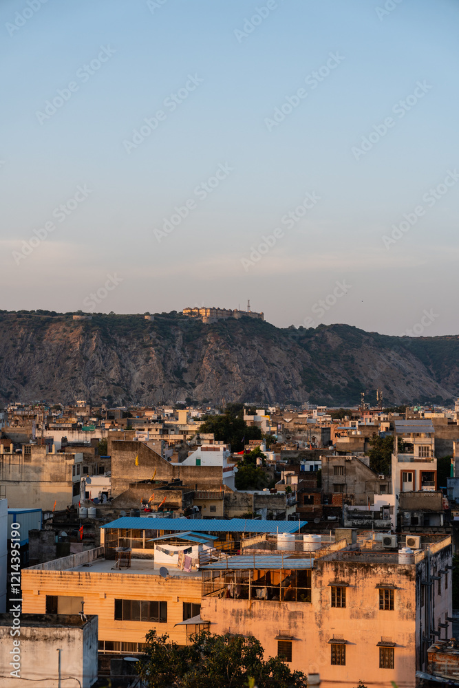 Ausblick über die Stadt Jaipur in Indien bei Sonnenuntergang