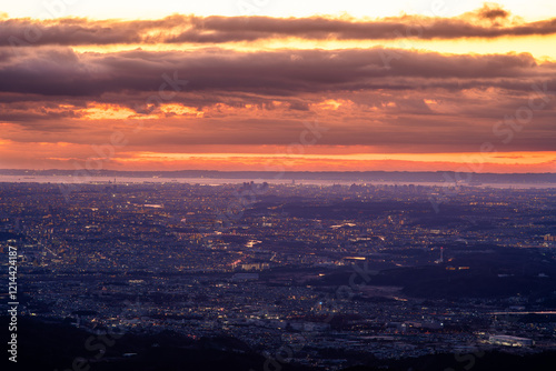 ダイナミックな空模様の都市朝景色
