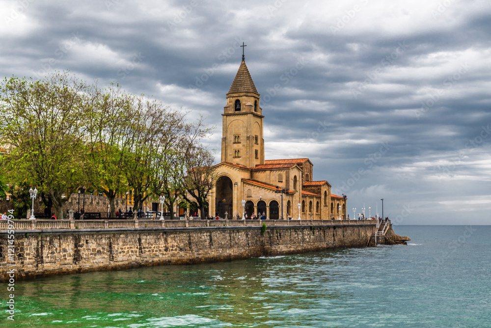 Fototapeta premium The city of Gijon and its beautiful port