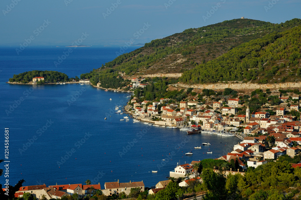 Fototapeta premium Croazia - Isola di Vis: Vista della baia di Vis - il borgo di Kut
