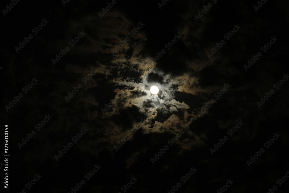 Moonlit night, night sky, clouds, moon images.