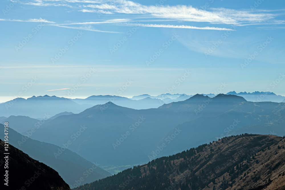 vista panoramica di un bellissimo ambiente naturale di montagna in alta quota nelle Alpi occidentali del Friuli Venezia Giulia, nel nord Italia, di giorno, in novembre, con vista verso l'orizzonte vista panoramica di un bellissimo ambiente naturale di montagna in alta quota nelle Alpi occidentali del Friuli Venezia Giulia, nel nord Italia, di giorno, in novembre, con vista verso l'orizzonte