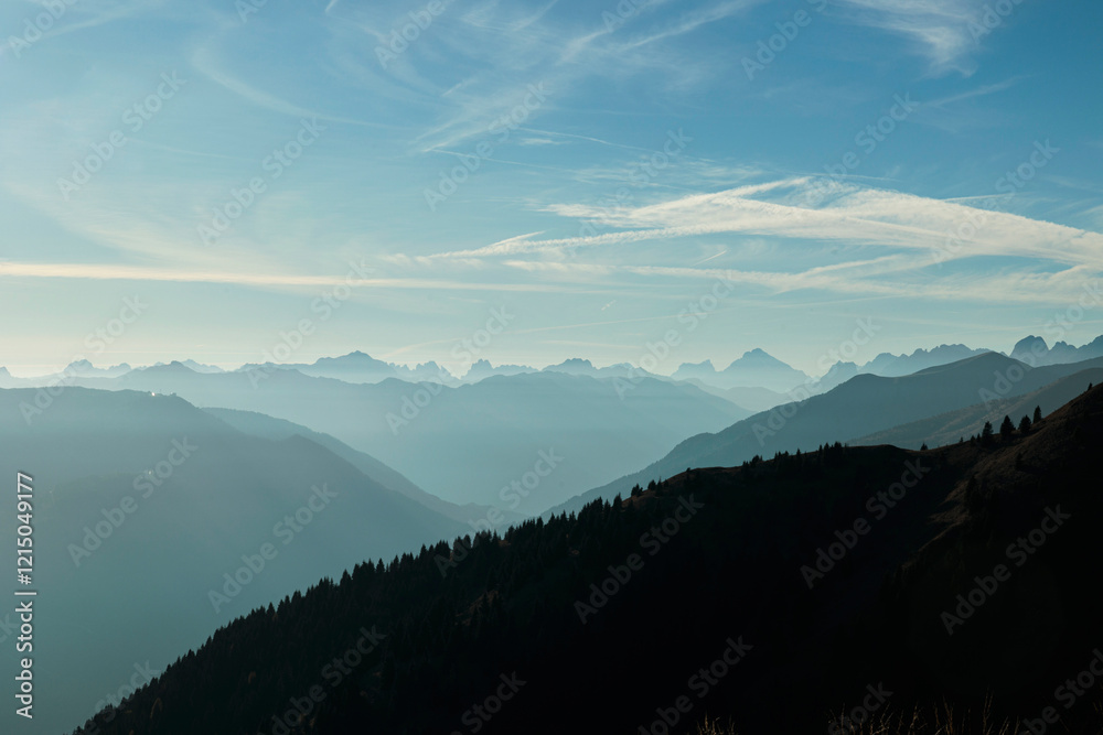 vista panoramica di un bellissimo ambiente naturale di montagna in alta quota nelle Alpi occidentali del Friuli Venezia Giulia, nel nord Italia, di giorno, in novembre, con vista verso l'orizzonte