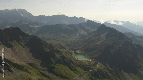 Vue aérienne et turn-around du lac d'altitude de Saint-Bernard dans les Alpes