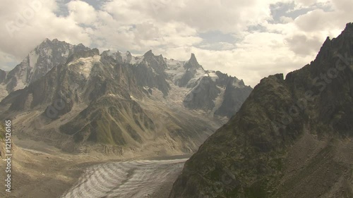 Vue aérienne, survol et découverte de la mer de glace avec le pic la Dent du Géant dans le massif du Mont-Blanc
