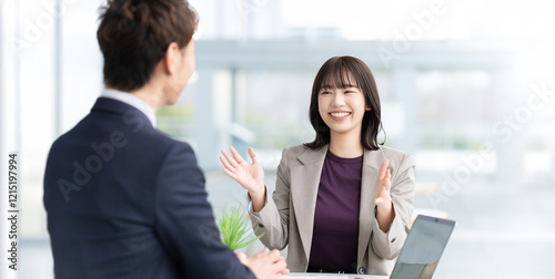 楽しそうに話す男女2人のビジネスマン photo