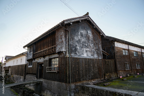 伝統的な建造物が今に残る鳥取県倉吉市の白壁土蔵群の街並み photo