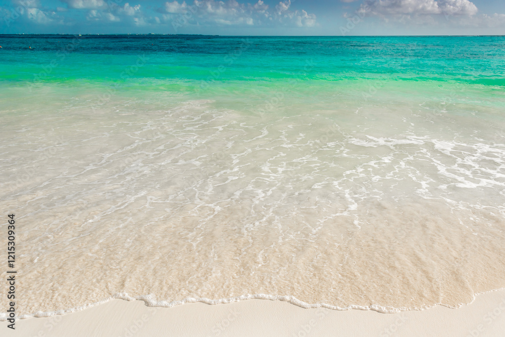 Obraz premium Sea shore on the Caribbean beach in the Zona Hoteleria in Cancun.