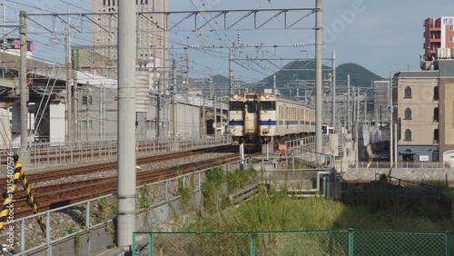 複々線﻿の一番端を走る古びた車両