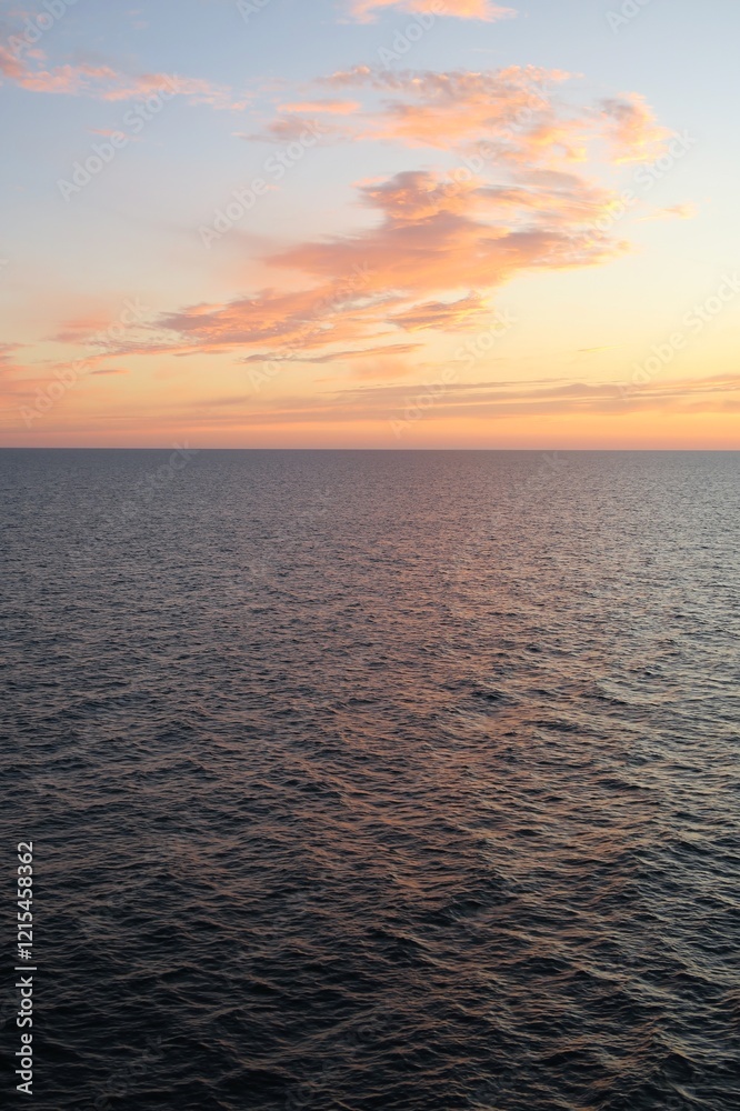 Obraz premium Die Sonne ist untergegangen über dem Skagerrak. Der Himmel ist orange an diesem Sommerabend und die Wellen dunkel. 