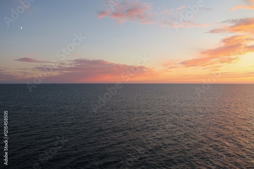 Wallpaper Mural Die Sonne ist über dem Skagerrak untergegangen. Über dem Horizont ist von einer Fähre ein schönes Abendrot und die Mondsichel zu sehen.  Torontodigital.ca
