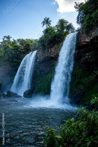 Wasserfall stürzt über eine Felswand, Iguazú