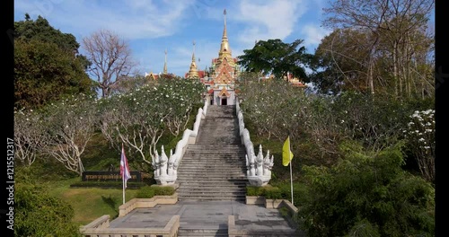 Luftaufnahme vom Phra Mahathat Chedi Phakdee Prakat Tempel und Umgebung photo