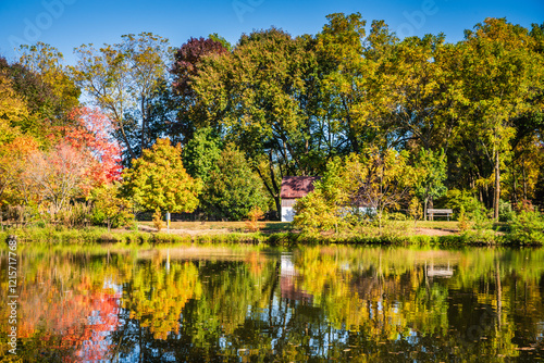 Fotografía The Nathaniel Green Park in Springfield, Missouri features landscaped botanical gardens, with BBQ/picnic areas, a lake and a native butterfly house