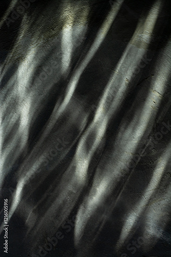 fondo abstracto de pared gris con rayos de luz y sombra