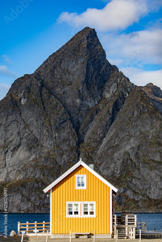 La maison la plus célébré du Reine Fjord dans le petit village de Sakrisøy en Norvège.