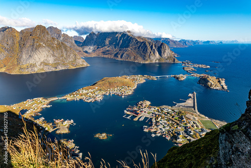 Reinebringen, la randonnée la plus célèbre des iles Lofoten, avec un point de vue sur Reine Fjord.