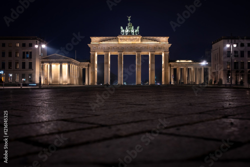 Obraz na płótnie the Brandenburg Gate in Berlin by night w salonie