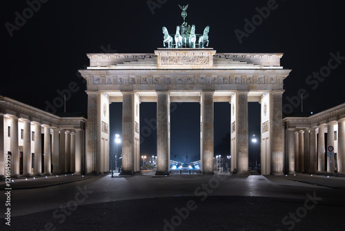 Obraz na płótnie the Brandenburg Gate in Berlin by night w salonie