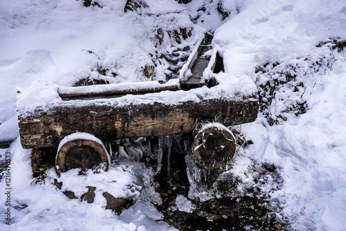 Holzbrunnen im Schnee bei Oberstdorf