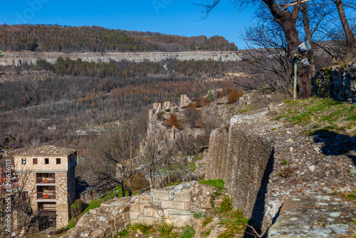 Obraz na płótnie Tsarevets Fortress on a hill with a cloudy sky in the background w salonie