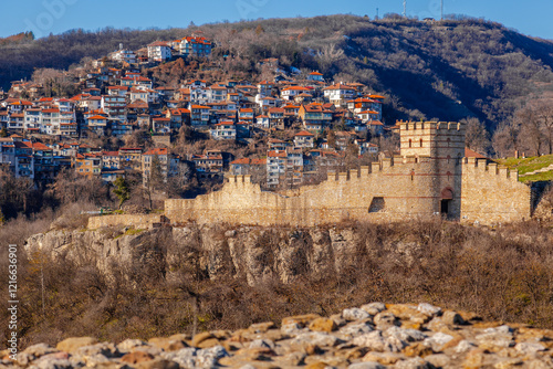 Obraz na płótnie Tsarevets Fortress on a hill with a cloudy sky in the background w salonie