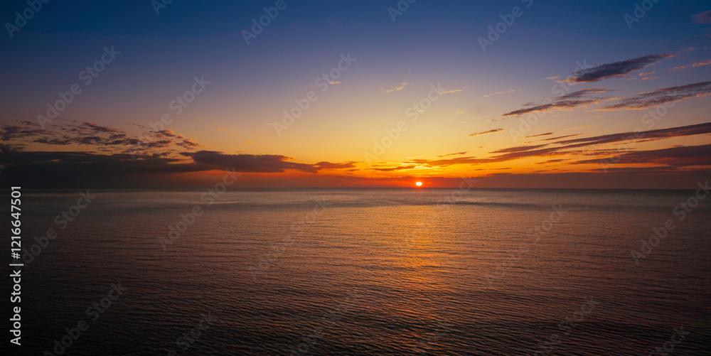 Naklejka premium Atardecer sobre el mar