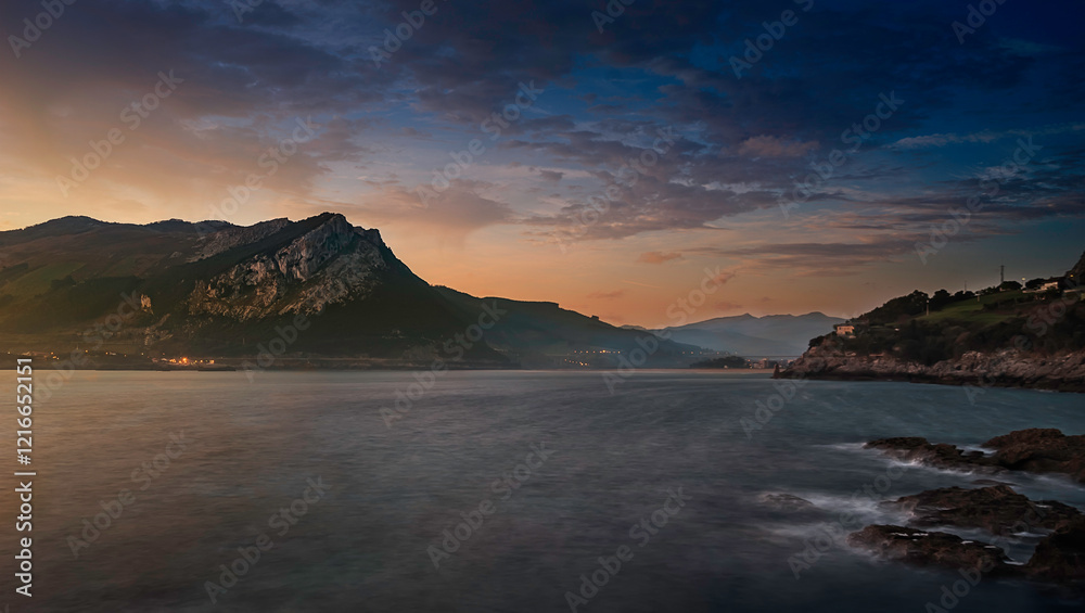 Naklejka premium Montañas y mar