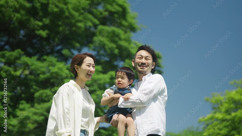 3歳の息子を抱っこする両親