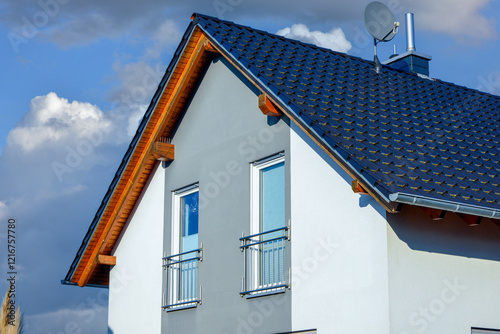 Fassade eines modernen Einfamilienhaus-Neubaus mit Giebeldach und Ziegeldeckung photo