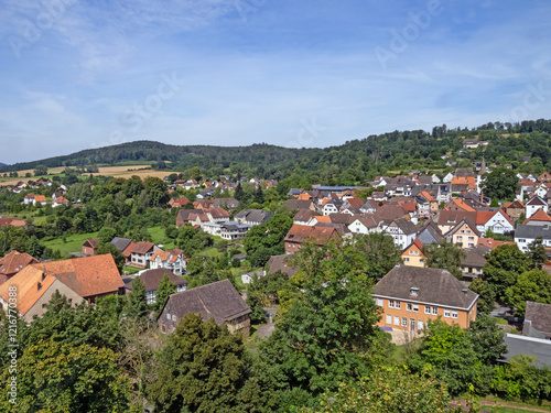 Luftaufnahme des Ortes Polle im niedersächsischen Landkreis Holzminden, Deutschland
