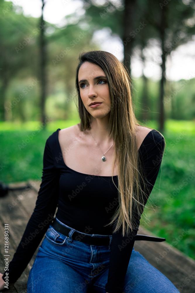 Chica joven delgada vloggeando con cámara por zona verde con arboles