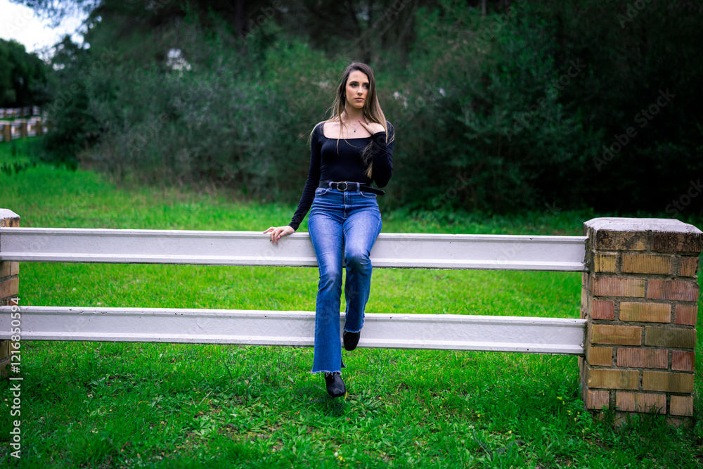 Chica joven delgada vloggeando con cámara por zona verde con arboles
