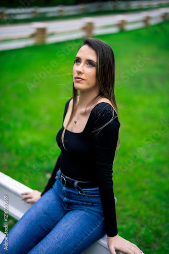 Obraz na płótnie Chica joven delgada vloggeando con cámara por zona verde con arboles w salonie