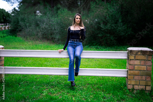 Obraz na płótnie Chica joven delgada vloggeando con cámara por zona verde con arboles w salonie
