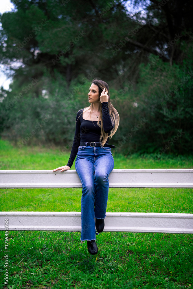 Chica joven delgada vloggeando con cámara por zona verde con arboles
