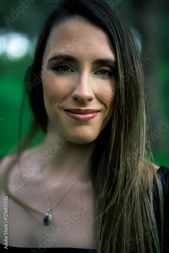 Obraz na płótnie Chica joven delgada vloggeando con cámara por zona verde con arboles w salonie