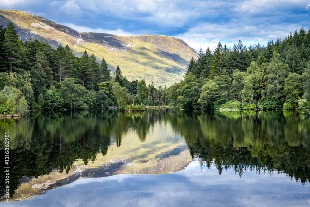 Obraz premium loch and the mountains
