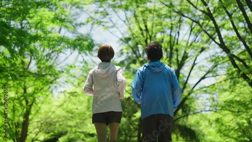 夏の早朝にジョギングする男女