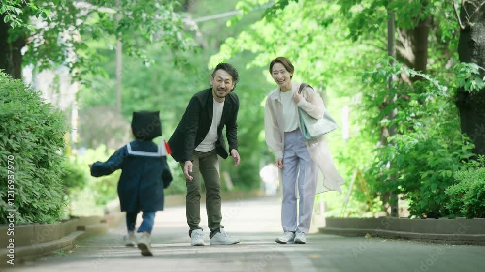 制服を着た3歳の男の子と両親 制服を着た3歳の男の子と両親