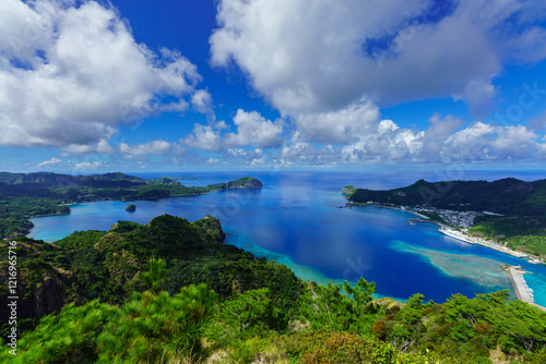 旭山から眺める二見湾の美しい海　小笠原