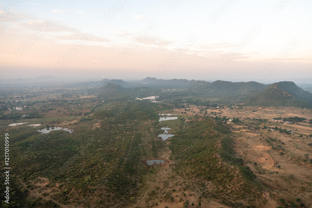 Fototapeta premium Jaipur Rajasthans Berge und Natur von oben aus einem Ballon fotografiet in Indien bei Sonnenaufgang